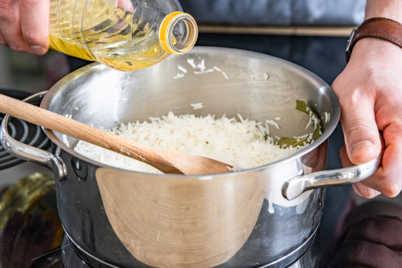 Öl zu Reis geben