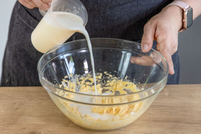 Milch zum Teig geben