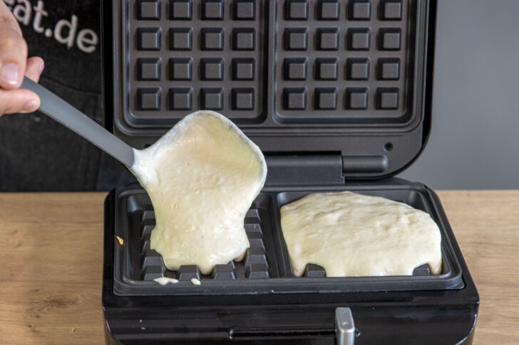 Waffelteig ins Waffeleisen geben