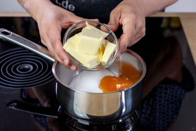 Butter in den Topf geben