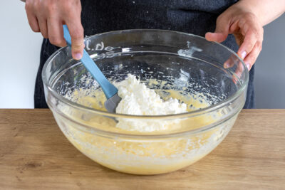 Sahne unter den Pudding heben