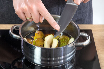 Birnen mit Flüssigkeit und Vanillemark aufkochen