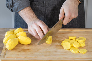 Kartoffeln in Scheiben schneiden