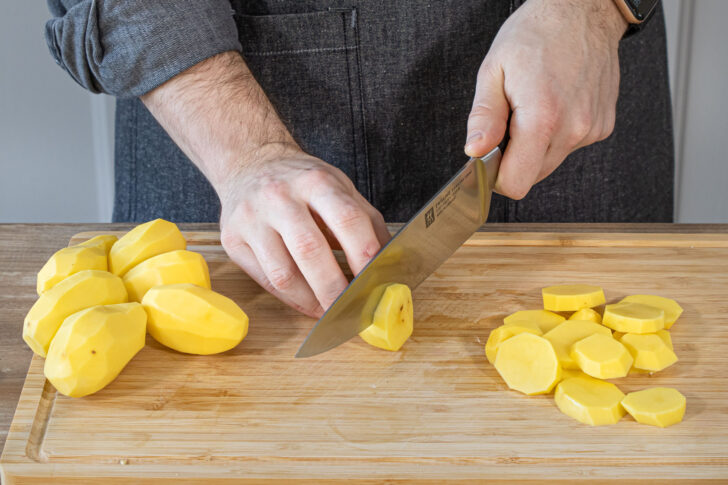 Kartoffeln in Scheiben schneiden