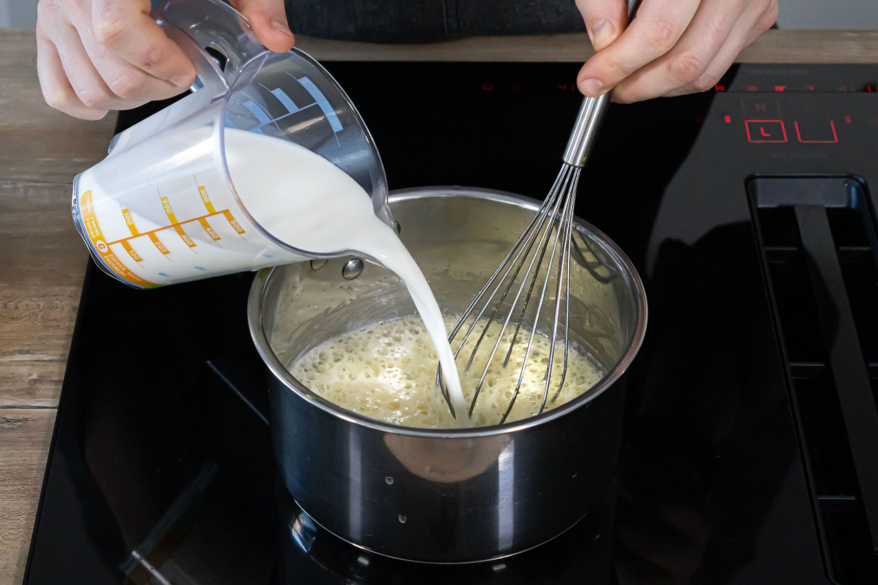 Mehlschwitze mit Milch aufgießen