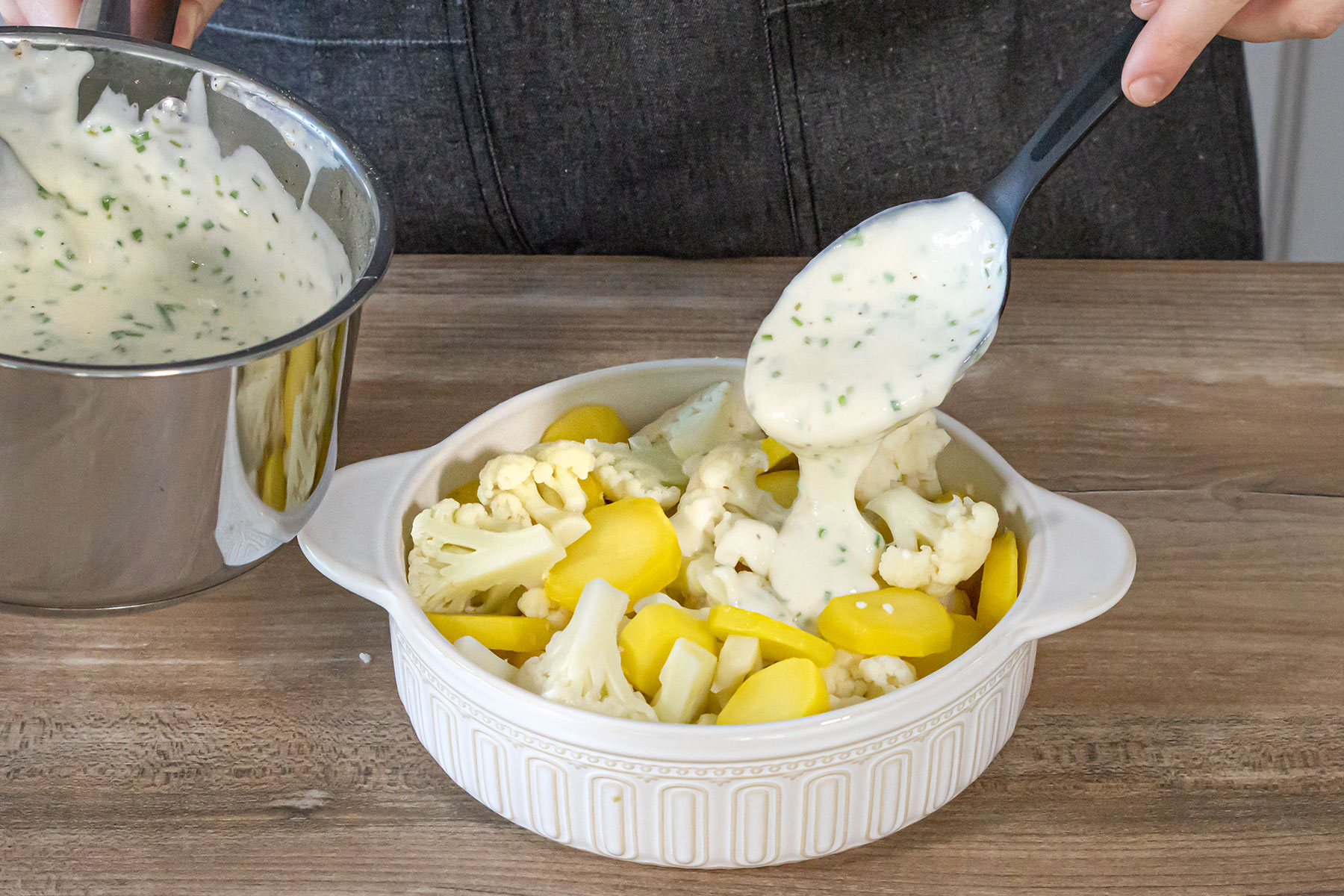 Béchamelsauce über das Gemüse geben