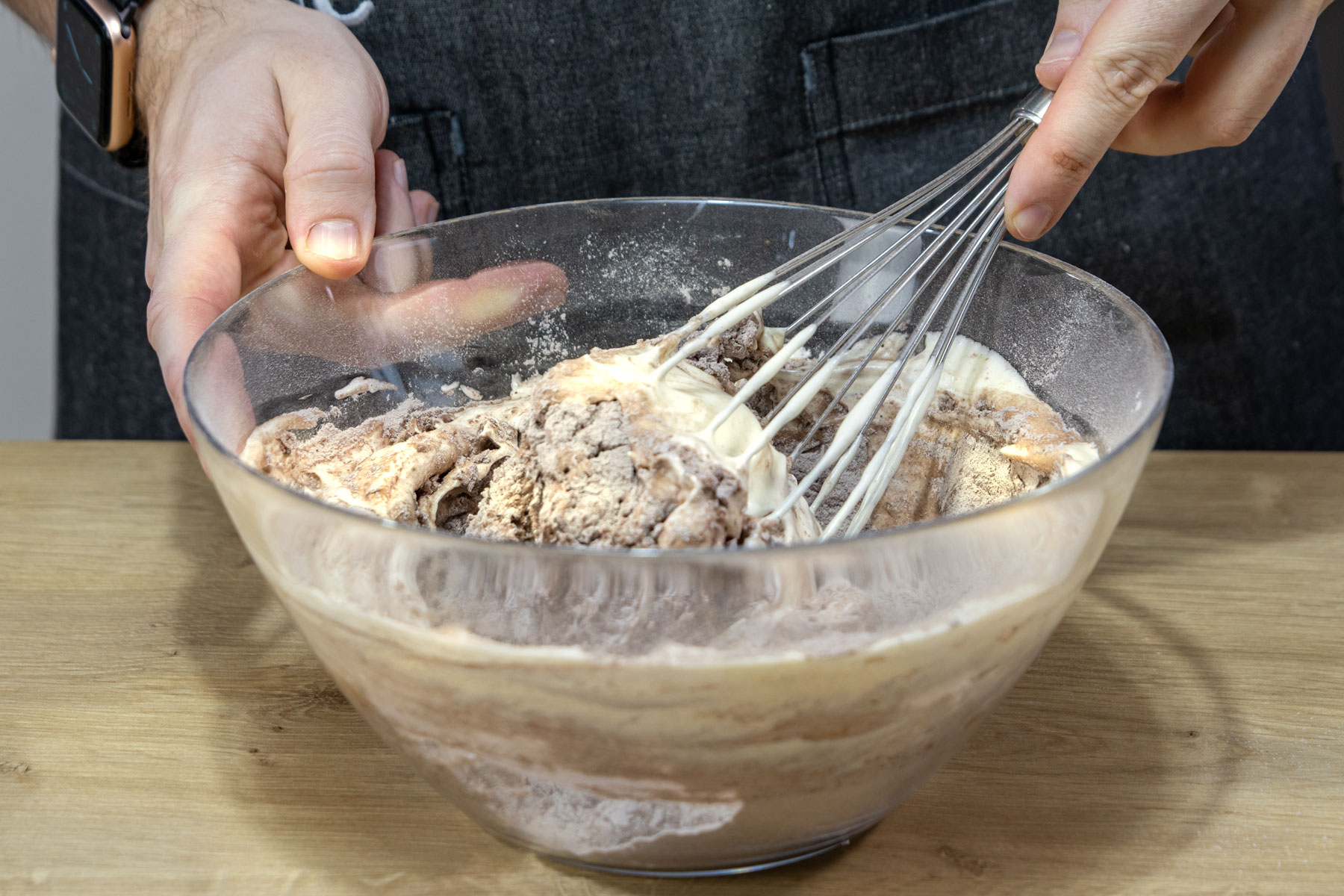 Kakao unter Eischnee rühren