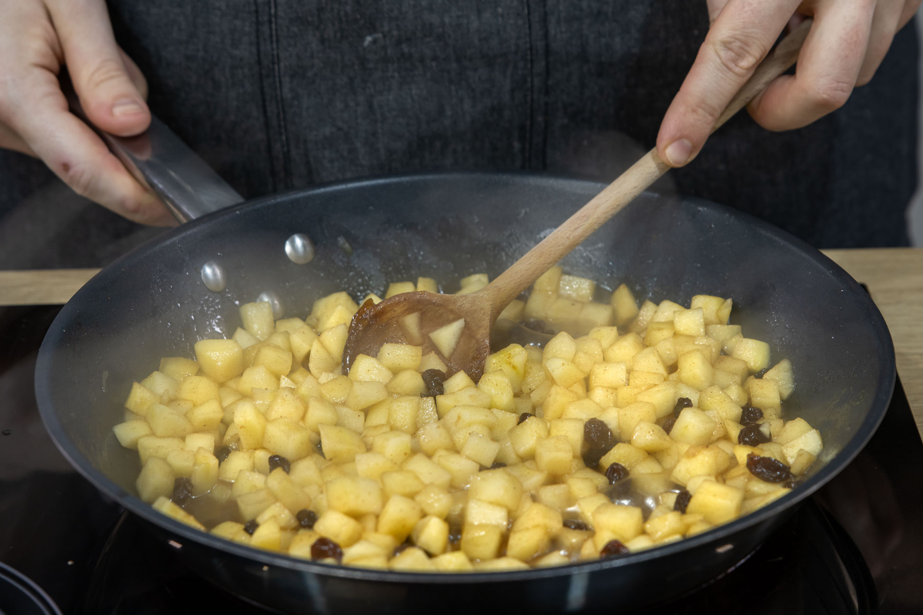 Mandeln in Pfanne braten