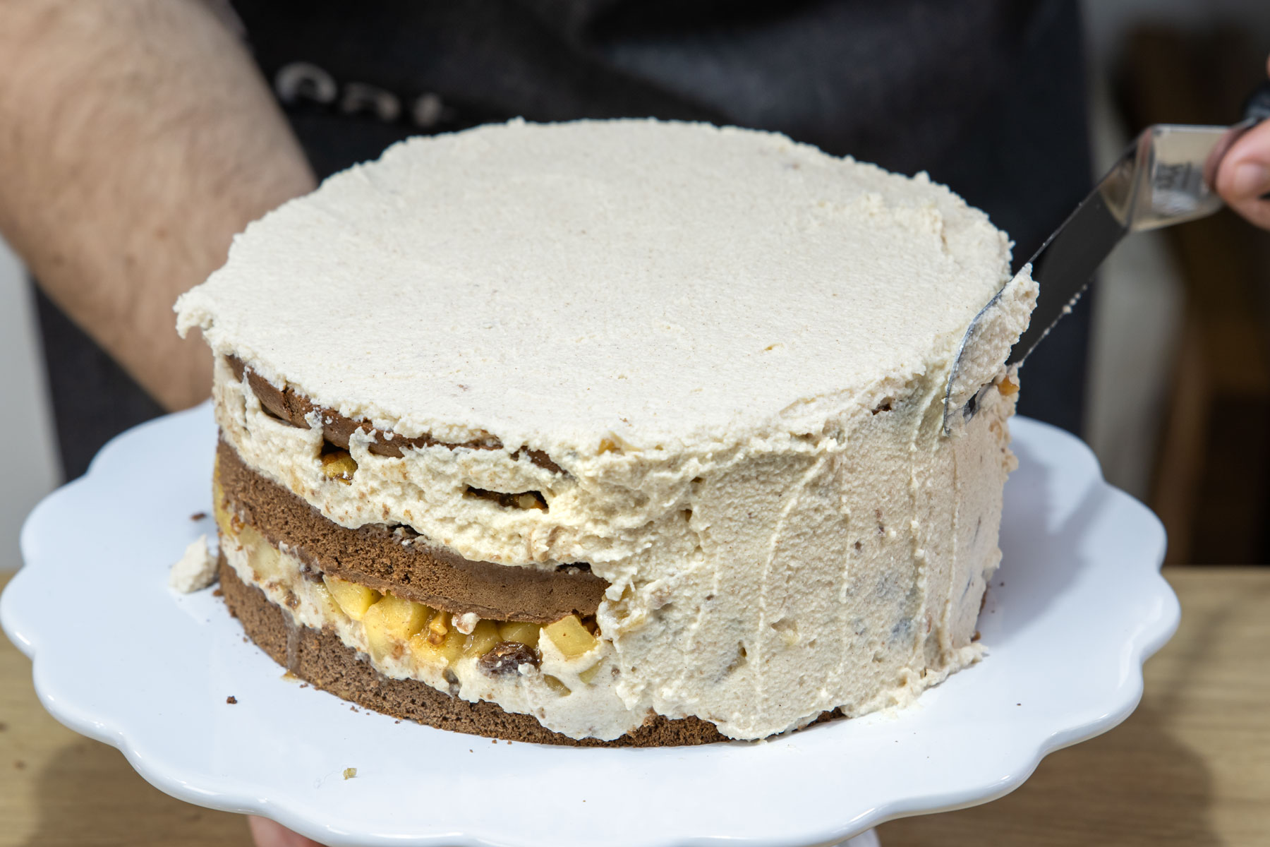Füllung auf Torte streichen