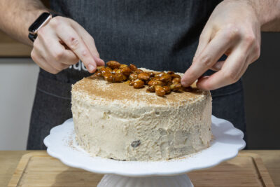 Bratapfeltorte mit Mandeln garnieren