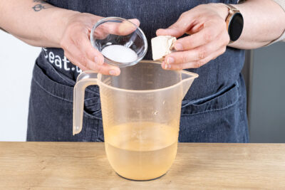 Zucker und Hefe ins Wasser geben