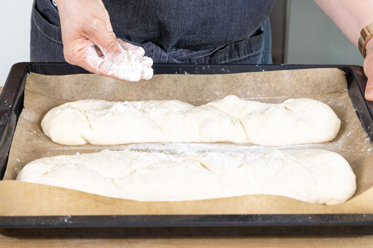 Baguettes vom Backen mit Mehl bestäuben