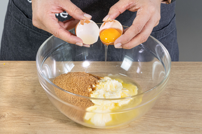 Butter mit Zucker und Eiern schaumig schlagen