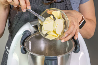 Butte und die restlichen Zutaten in den ThermomixButterplätzchen Thermomix® geben