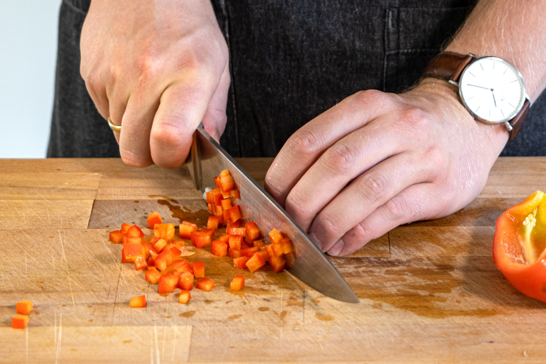 Paprika fein würfeln