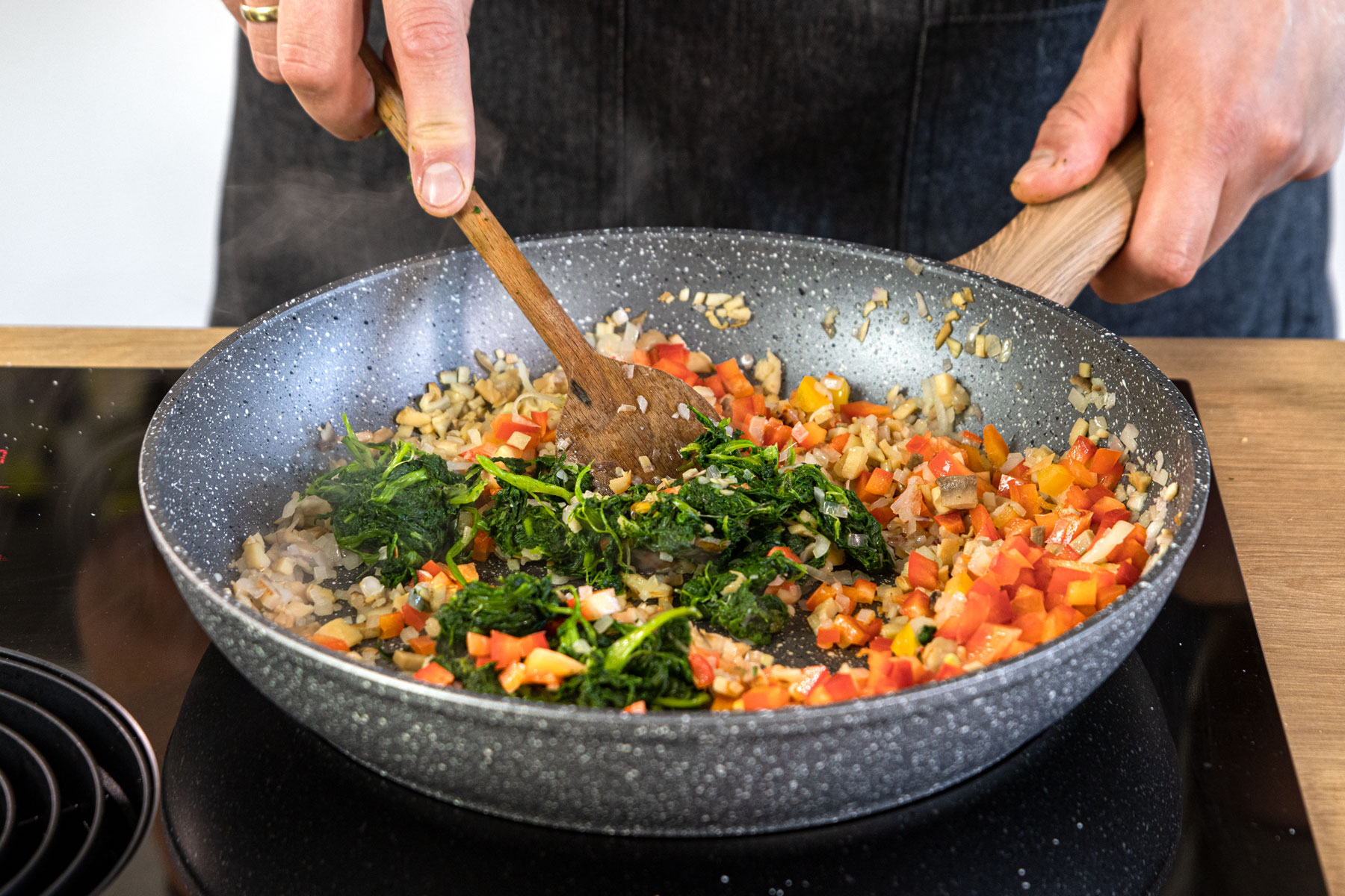 Füllung für Champignons anbraten