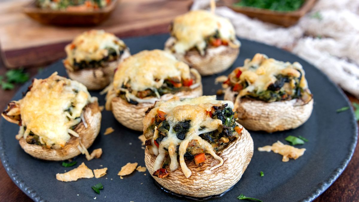 Überbackene Champignons mit cremiger Spinatfüllung