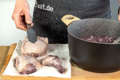 Hähnchenfleisch aus dem Rotwein holen
