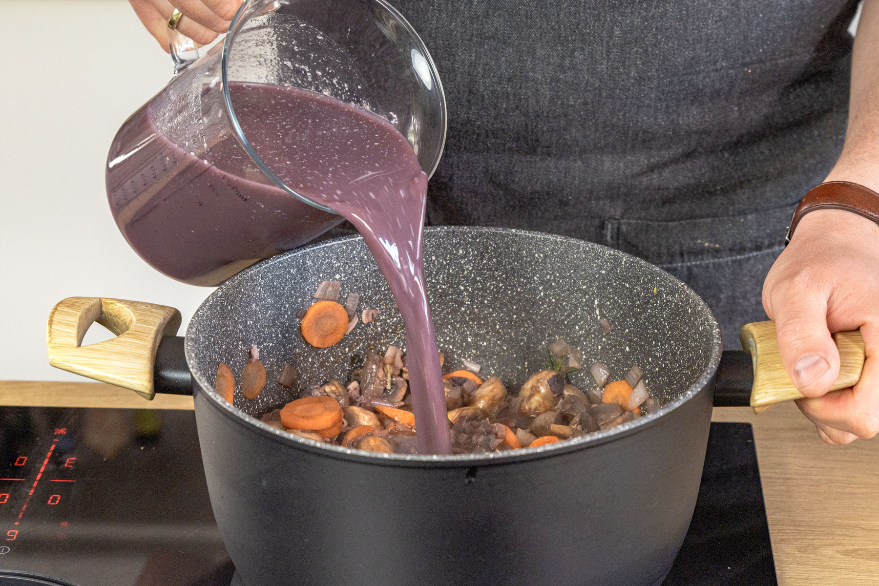 Rotwein-Flüssigkeit wieder in den Topf geben