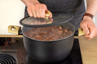 Coq au Vin im Topf schmoren