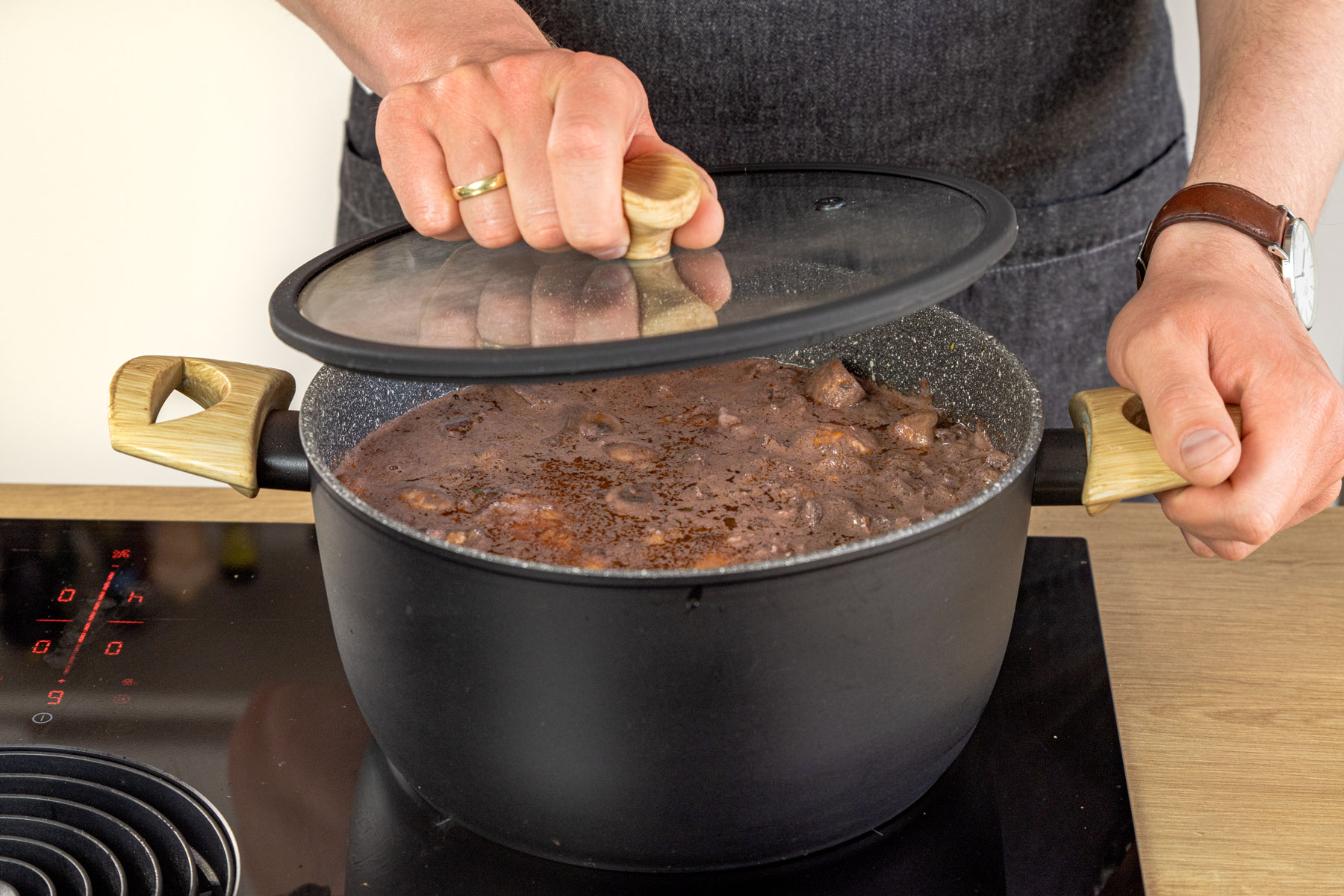 Coq au Vin im Topf schmoren