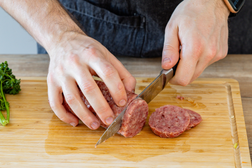 Cotechino in Scheiben schneiden