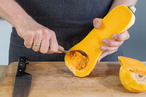 Kerngehäuse vom Butternut-Kürbis entfernen