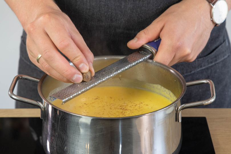 cremige Butternut-Kürbis-Suppe würzen
