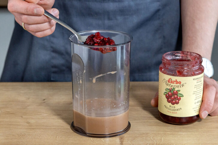 Preiselbeeren zum Dressing geben