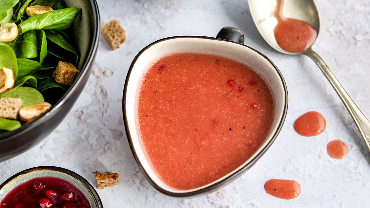 Feldsalat: Balsamico-Dressing mit Preiselbeeren | Rezept - eat.de