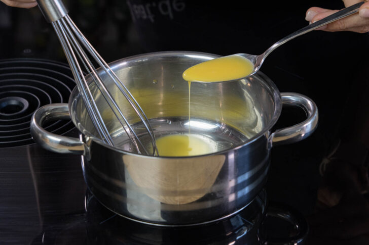 Eierlikör in die Gelatine einrühren