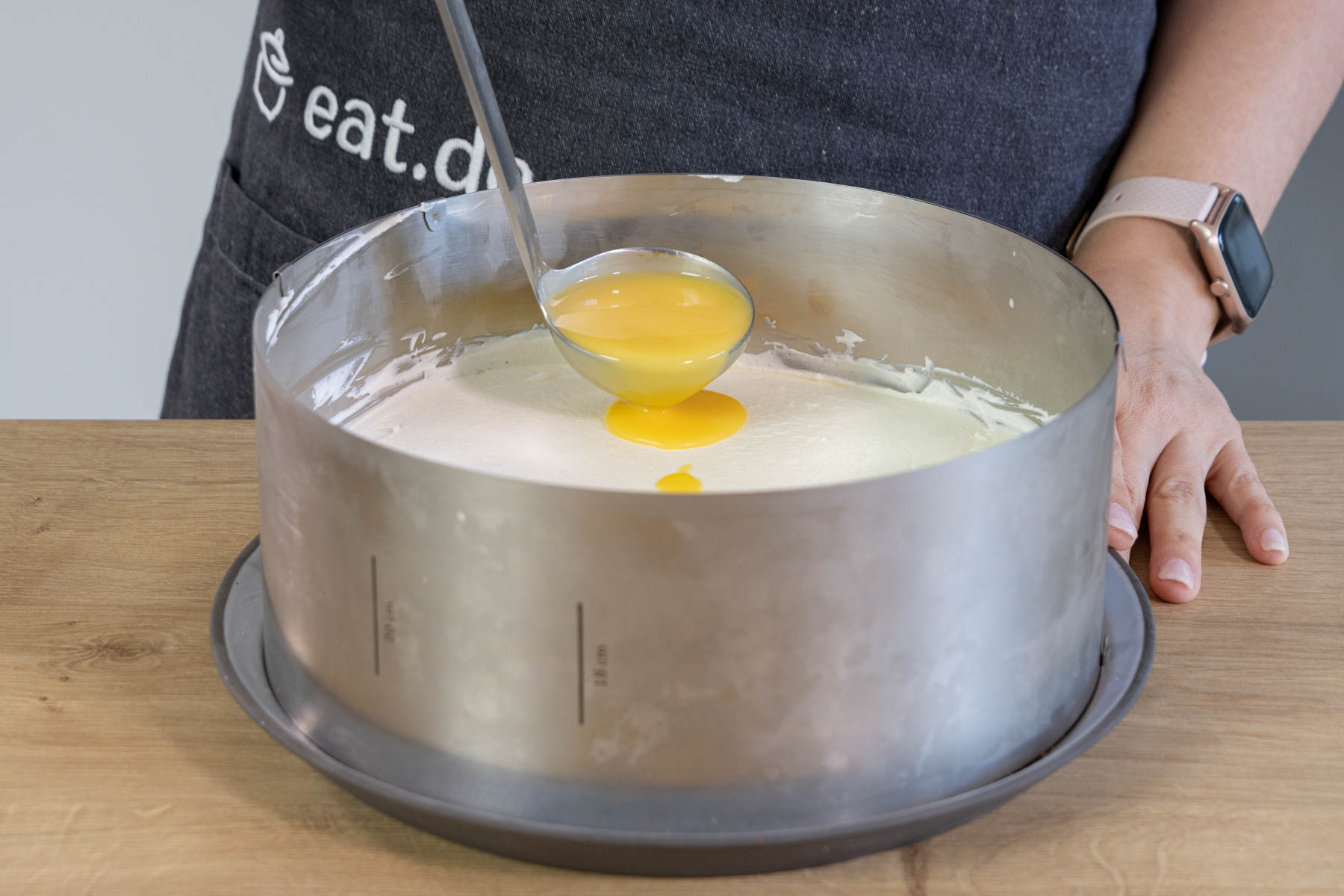 Eierlikörspiegel auf dem Eierlikörkuchen mit Sahne verstreichen