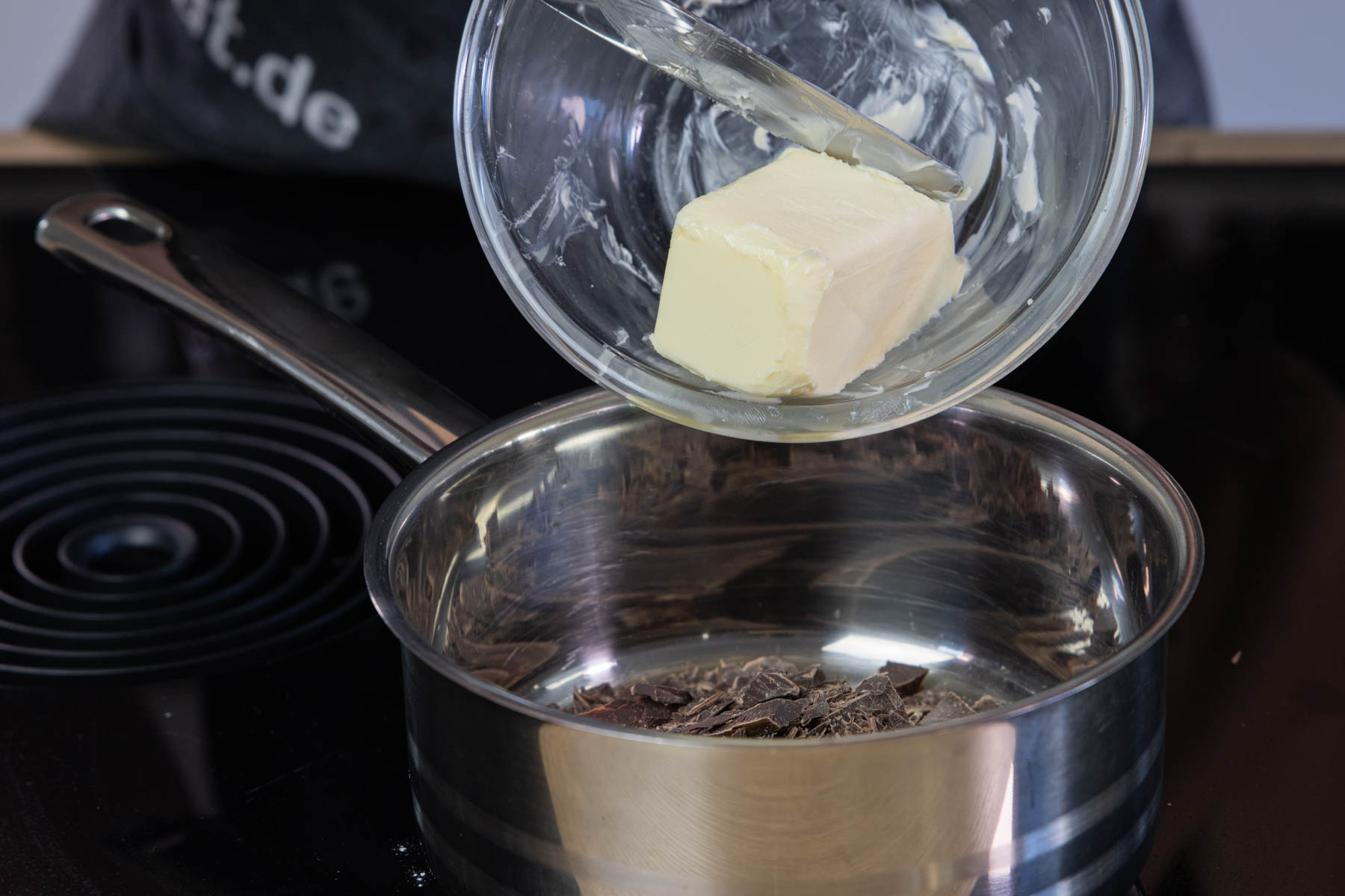 Kuvertüre mit Butter schmelzen