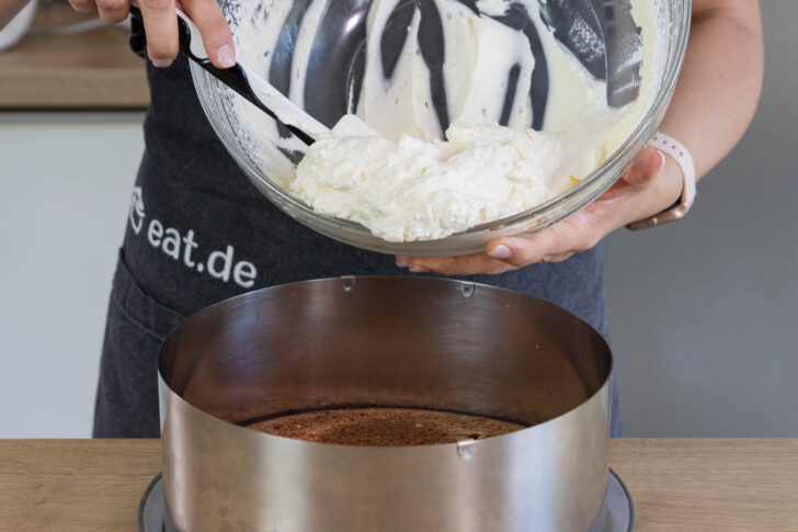 Creme auf dem Boden verstreichen