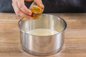 Rum in den Topf geben
