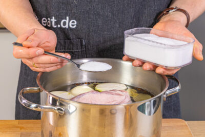 Eisbein mit Zwiebeln und Gewürzen kochen