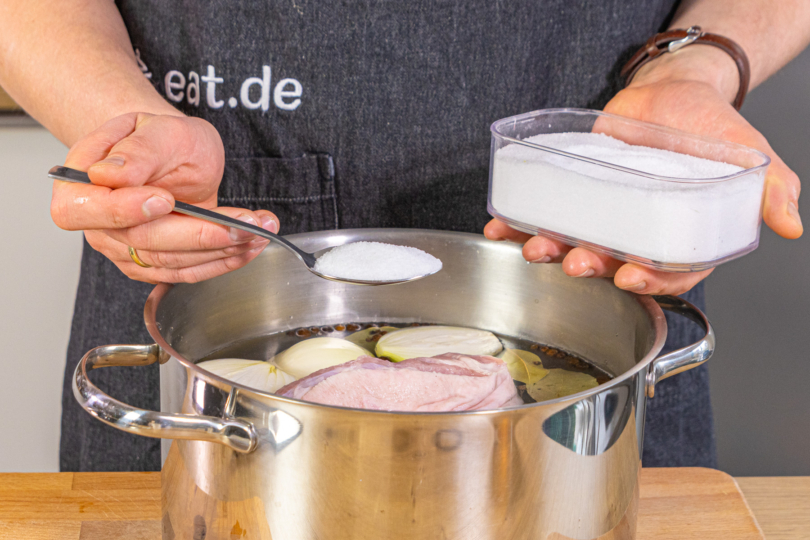 Eisbein mit Zwiebeln und Gewürzen kochen