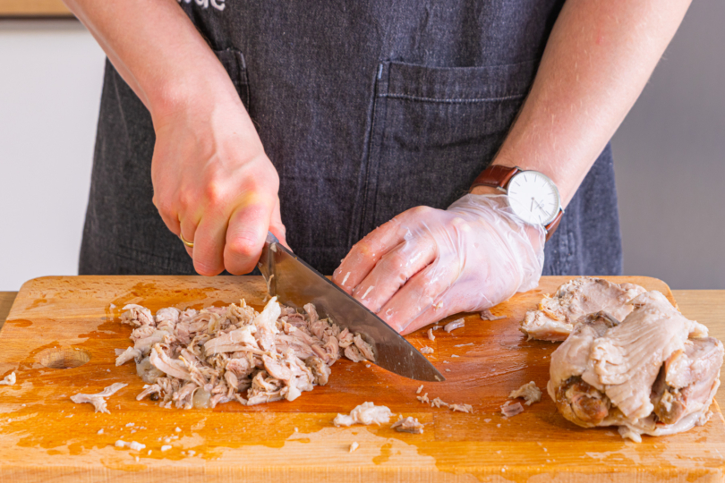 Fleisch für die Eisbeinsülze klein schneiden