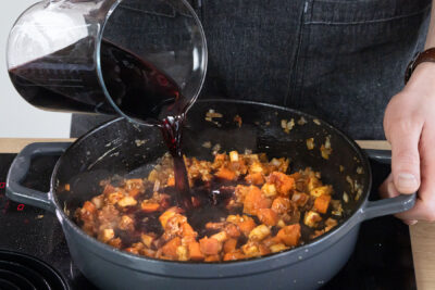 Gemüse mit Rotwein und Rinderbrühe ablöschen