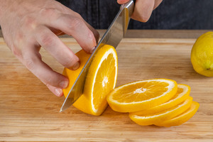 Orange in Scheiben schneiden