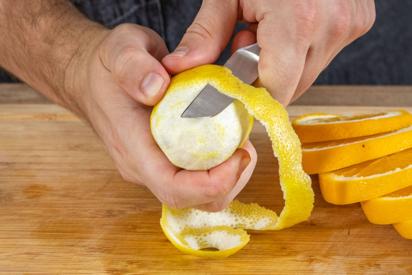 Zitrone schälen
