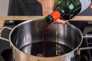 Wein in einen Topf geben