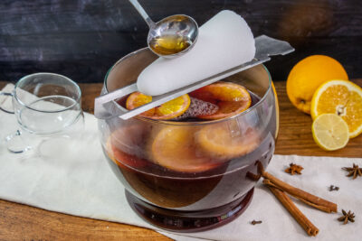 Rum auf den Zuckerhut gießen