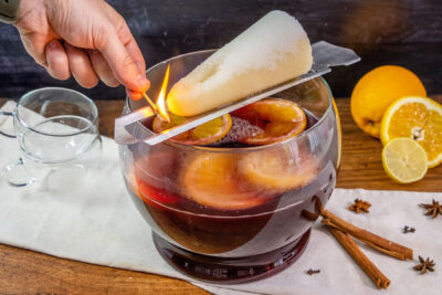 Zuckerhut auf Feuerzangenbowle anzünden