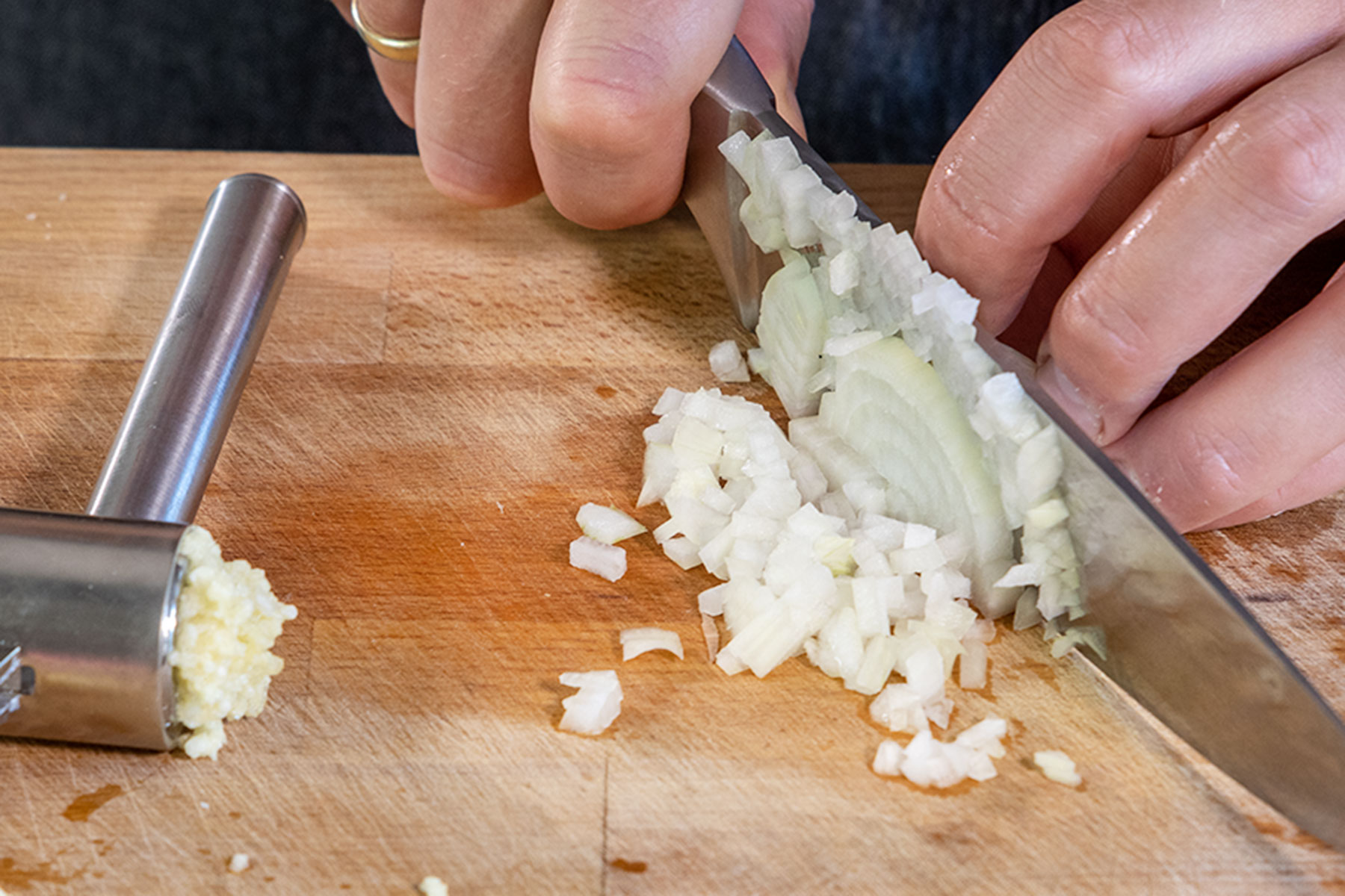 Zwiebel schneiden und Knoblauch pressen