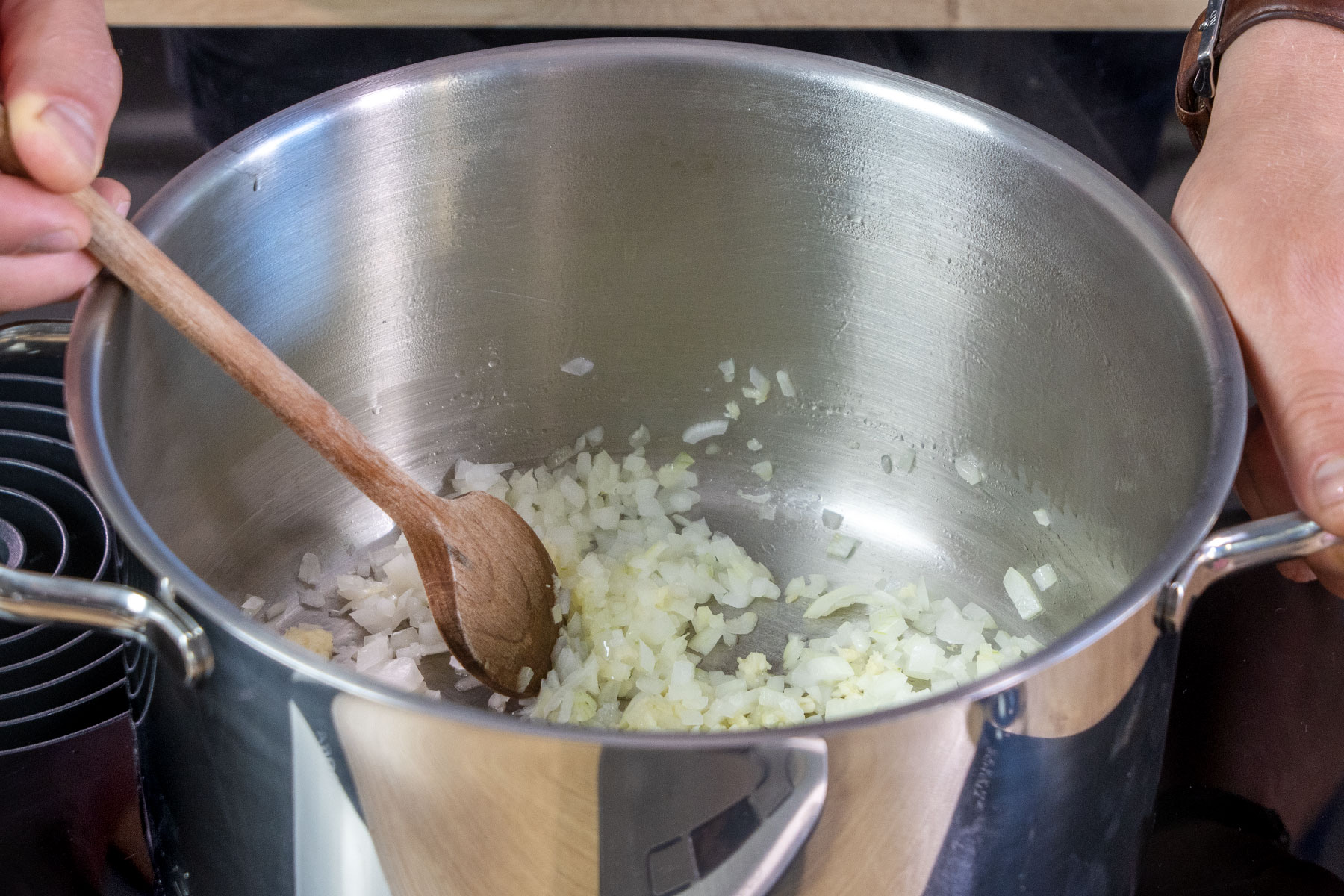 Zwiebel und knoblauch in einem Topf anbraten