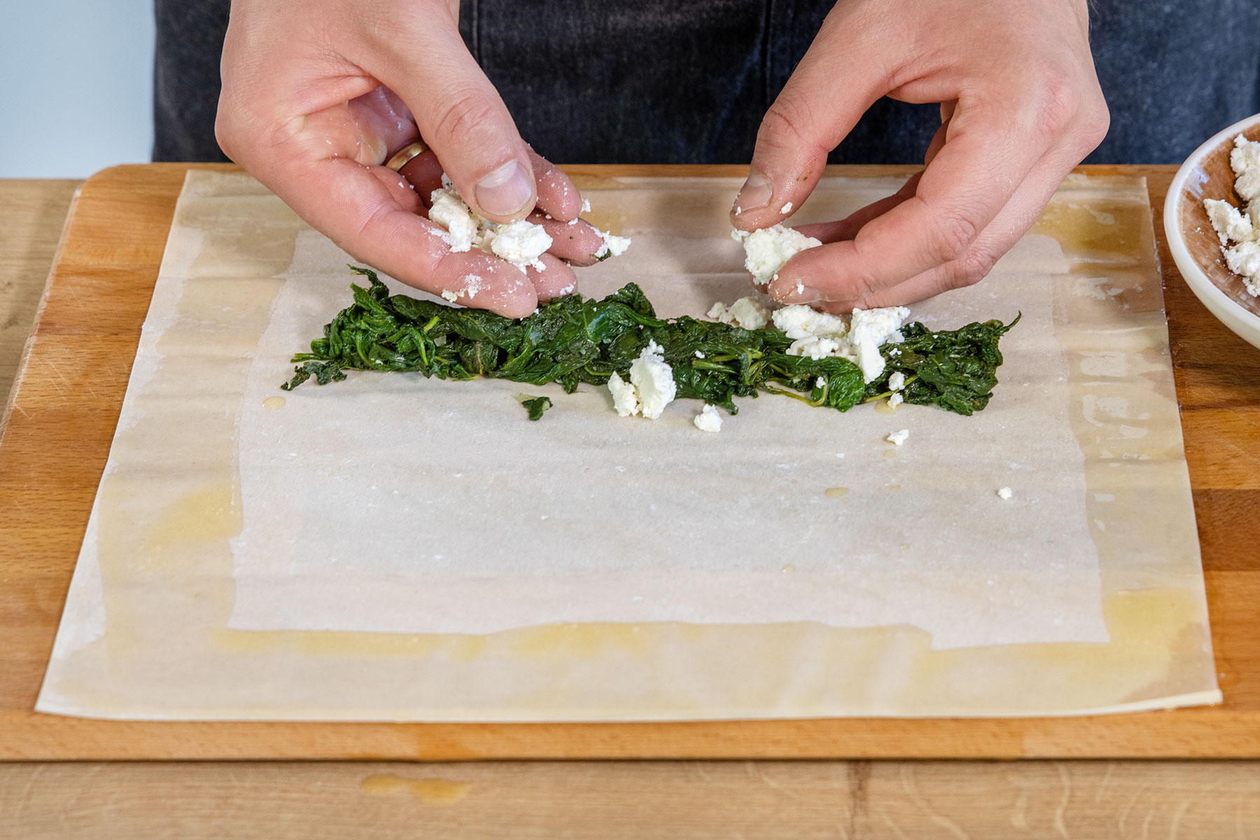 Spinatmasse und auf den Filoteig geben und Feta darüber bröseln