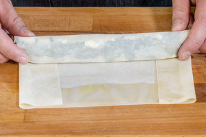 Filoteig mit Spinat und Feta einrollen
