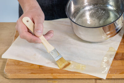 Ränder des Filoteig mit geschmolzener Butter einstreichen