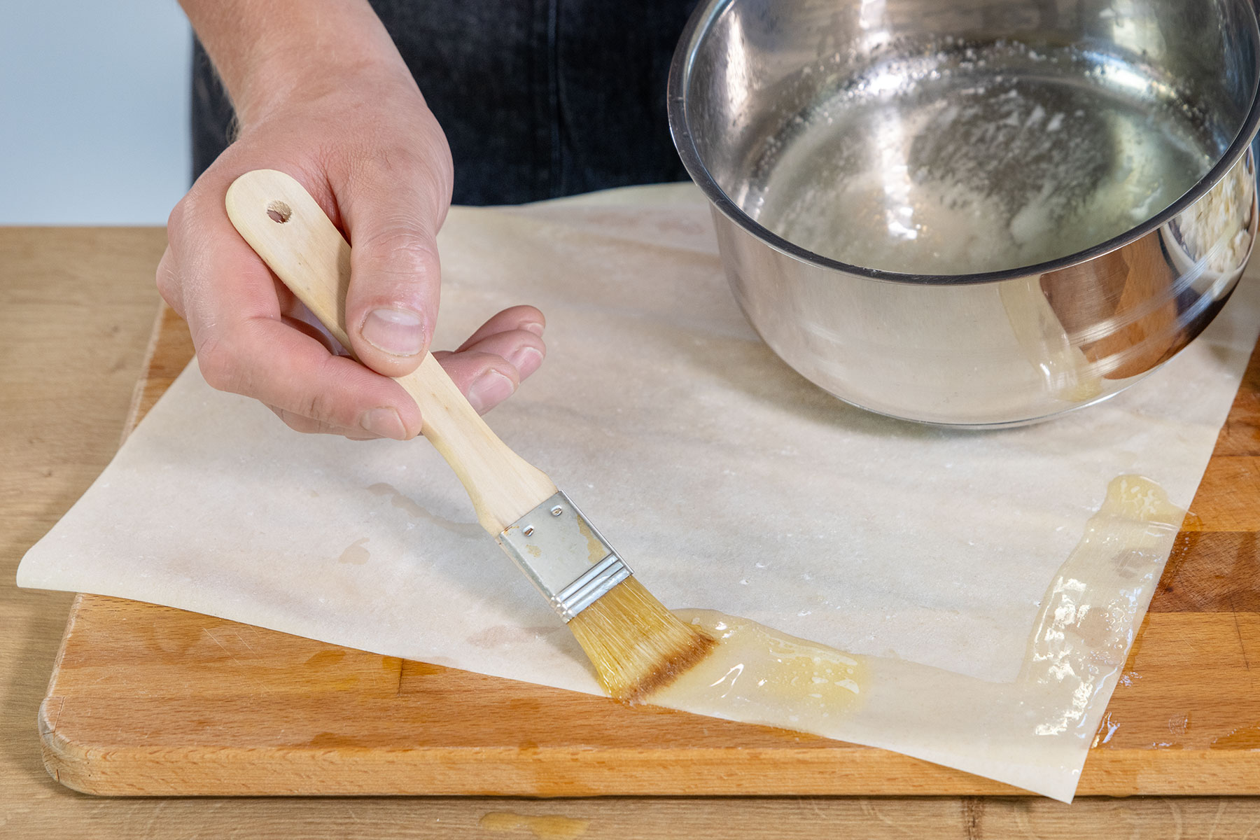 Ränder des Filoteig mit geschmolzener Butter einstreichen